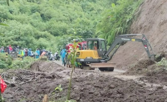 Akses Menuju Gunung Bromo via Pasuruan Tertutup Longsor, Wisatawan Terhambat